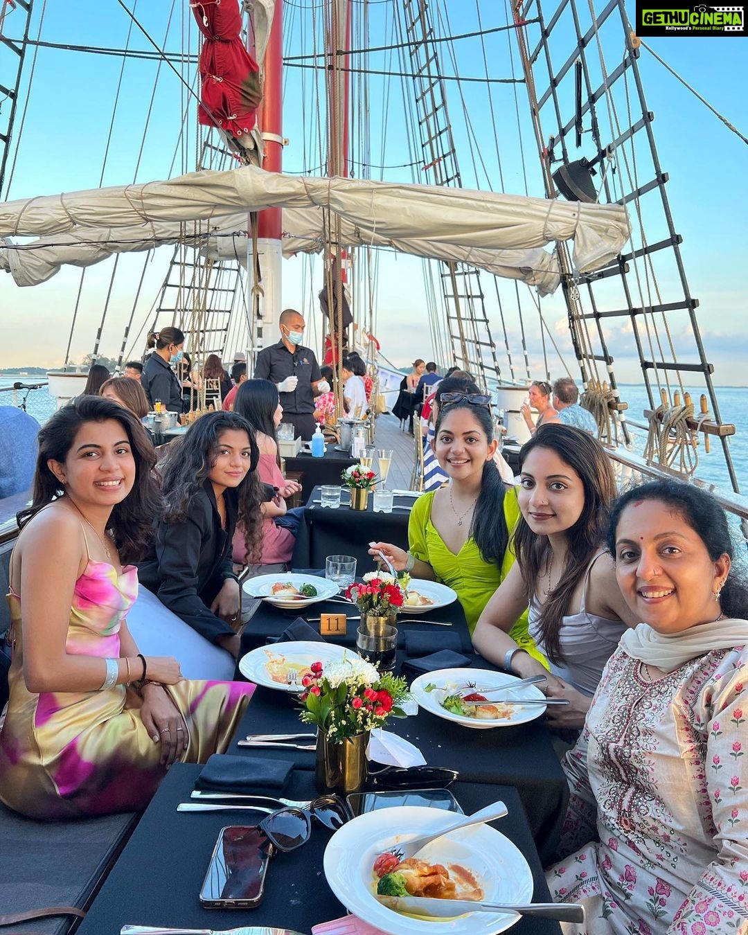 Ahana Kumar Instagram - If I had to have the Royal Albatross behind me and Cable Cars above me , where else could I be .. but the beautiful Singapore .. ? 🦋 Singapore City