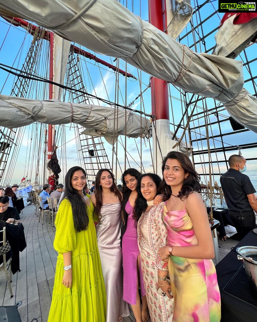 Ahana Kumar Instagram - If I had to have the Royal Albatross behind me and Cable Cars above me , where else could I be .. but the beautiful Singapore .. ? 🦋 Singapore City