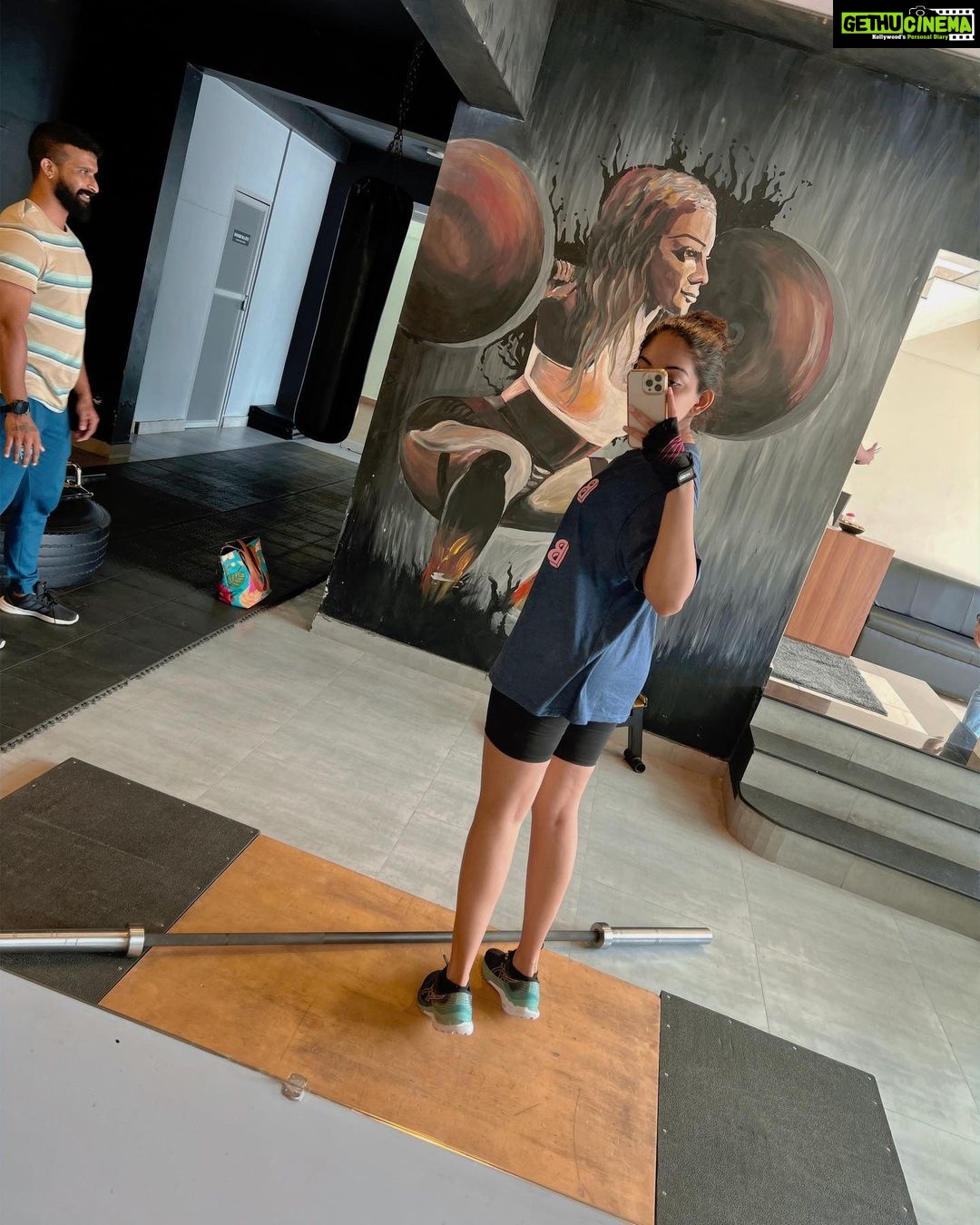 Ahana Kumar Instagram - What do you do at the Gym apart from working out? I go Blah Blah Blah , I look at myself in the mirror , I giggle and I take a lot of pictures. Also in the last 3 years , I trained my trainer to entertain all this. So basically he doesnβt Train Me , He Entertrains Me β¦ @vineeth_thulasidharan πππ