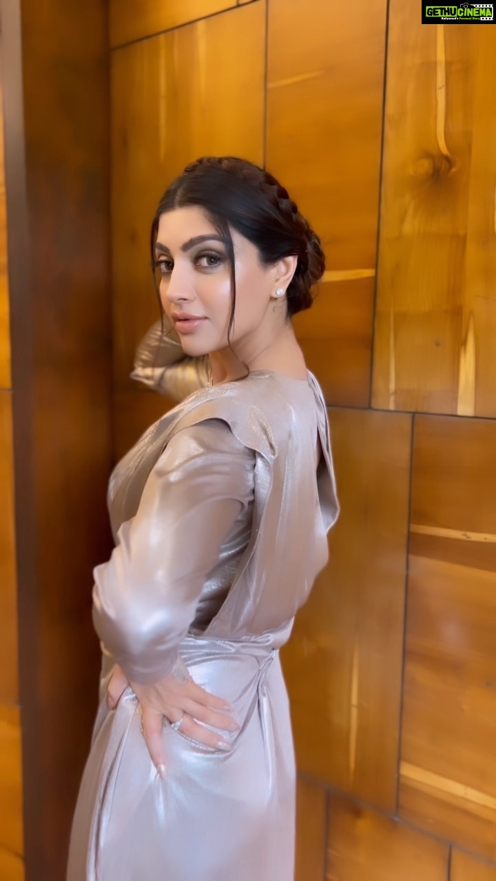 Akanksha Puri Instagram - She is a Queen , Her soul is Royalty 👑❤️ . #reels #reelsinstagram #reelsvideo #reelitfeelit #jiyare #jiyareunplugged #song #video #trending #love #life #goodvibes #shoot # fashion #style #makeup #hair #lifestyle #fitness #girl #beingme #akankshapuri #❤️ . . Make up @kalpesh_joshi Hair @hairartistpoojagupta Styling @kapoormohit888 Outfit @thelabel.kysa