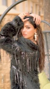 Akanksha Puri Instagram - Hotness Alert 🚨🔥 . . . . Beautifully captured by @amitkhannaphotography Styling @stylingbyvictor @sohail__mughal___ Mua @darenmemonofficial Hair @jayshreethakkarhairartist Video credit @oyecreator #reelitfeelit #reels #shoot #photoshoot #love #video #song #goodvibes #summer #hot #diva #fitness #swimmingpool #goodvibes #beingme #trending #akankshapuri #❤️ JW Marriott Mumbai Juhu