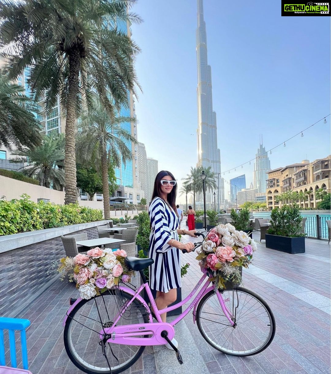Akanksha Puri Instagram - Dubai …. I will never get over you 🥰❤️💫 . . #travel #travelphotography #travelgram #burjkhalifa #dubailife #instagood #instagram #photooftheday #dubai #picoftheday #girl #happy #me #beingme #akankshapuri #❤️ Othmanslounge