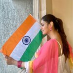 Akanksha Puri Instagram - Looking outside my window today I feel so proud as an Indian 🇮🇳 I can see our Indian flag in every window, every house !! Staying in Mumbai from so many years I have learnt “Mumbai mein ghar bhale he chote ho Mumbai ki spirit aur Dil dono he bahut bade hain“ … today most of us here have no roof tops , no balcony ,no big windows but this doesn’t stop us from Hoisting our flag at our homes 🇮🇳 because OUR LOVE FOR TIRANGA KNOWS NO BOND 🇮🇳 Har Ghar Tiranga 🇮🇳 Happy Independence Day everyone ❤️ . . #harghartiranga🇮🇳 #75thindependenceday #independenceday