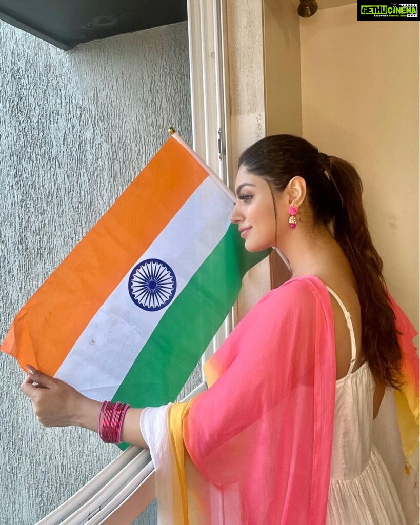 Akanksha Puri Instagram - Looking outside my window today I feel so proud as an Indian 🇮🇳 I can see our Indian flag in every window, every house !! Staying in Mumbai from so many years I have learnt “Mumbai mein ghar bhale he chote ho Mumbai ki spirit aur Dil dono he bahut bade hain“ … today most of us here have no roof tops , no balcony ,no big windows but this doesn’t stop us from Hoisting our flag at our homes 🇮🇳 because OUR LOVE FOR TIRANGA KNOWS NO BOND 🇮🇳 Har Ghar Tiranga 🇮🇳 Happy Independence Day everyone ❤️ . . #harghartiranga🇮🇳 #75thindependenceday #independenceday