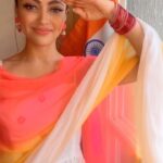 Akanksha Puri Instagram - Our love for Tiranga knows NO bond 🇮🇳 . Ghar chota ho ya bada , Tiranga toh lehraega 🇮🇳 #harghartiranga #reels #reelitfeelit #reelsinstagram #reelsvideo #lehrado #15august #independenceday #india #love #goodvibes #jaihind #beingme #akankshapuri #❤️