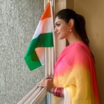 Akanksha Puri Instagram - Looking outside my window today I feel so proud as an Indian 🇮🇳 I can see our Indian flag in every window, every house !! Staying in Mumbai from so many years I have learnt “Mumbai mein ghar bhale he chote ho Mumbai ki spirit aur Dil dono he bahut bade hain“ … today most of us here have no roof tops , no balcony ,no big windows but this doesn’t stop us from Hoisting our flag at our homes 🇮🇳 because OUR LOVE FOR TIRANGA KNOWS NO BOND 🇮🇳 Har Ghar Tiranga 🇮🇳 Happy Independence Day everyone ❤️ . . #harghartiranga🇮🇳 #75thindependenceday #independenceday
