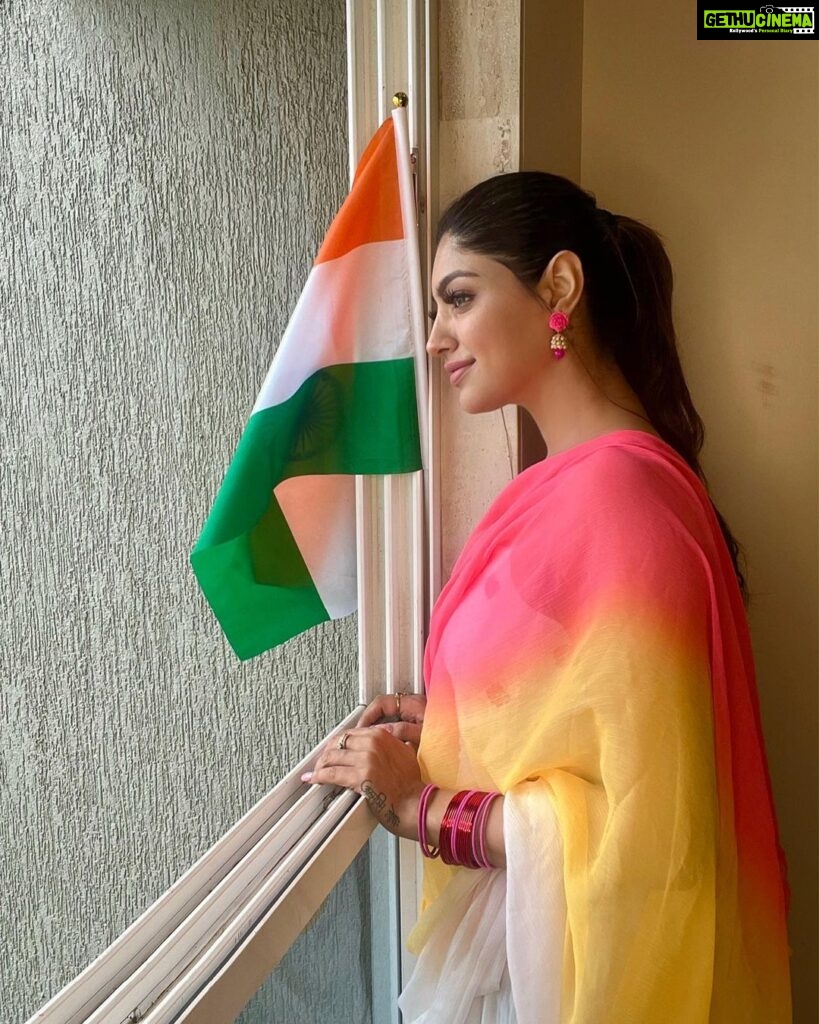 Akanksha Puri Instagram - Looking outside my window today I feel so proud as an Indian 🇮🇳 I can see our Indian flag in every window, every house !! Staying in Mumbai from so many years I have learnt “Mumbai mein ghar bhale he chote ho Mumbai ki spirit aur Dil dono he bahut bade hain“ … today most of us here have no roof tops , no balcony ,no big windows but this doesn’t stop us from Hoisting our flag at our homes 🇮🇳 because OUR LOVE FOR TIRANGA KNOWS NO BOND 🇮🇳 Har Ghar Tiranga 🇮🇳 Happy Independence Day everyone ❤️ . . #harghartiranga🇮🇳 #75thindependenceday #independenceday