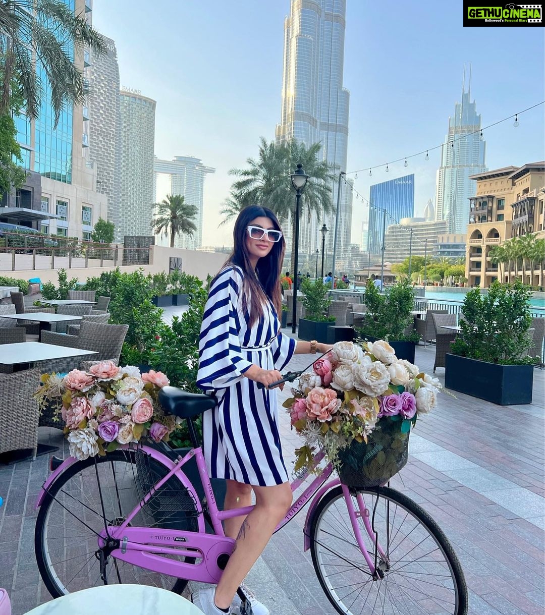 Akanksha Puri Instagram - Dubai …. I will never get over you 🥰❤️💫 . . #travel #travelphotography #travelgram #burjkhalifa #dubailife #instagood #instagram #photooftheday #dubai #picoftheday #girl #happy #me #beingme #akankshapuri #❤️ Othmanslounge