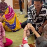 Akshay Kumar Instagram - Met the artisans of Goliyawas in Jaipur, who work 365 days through the year to prepare Rakhis for the festival of #RakshaBandhan and earn their livelihoods through this festival of sibling love. Inse milkar bahot acha laga.