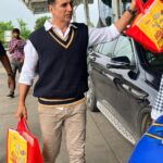 Akshay Kumar Instagram - Indore, thank you for all your food suggestions. One thing is for sure Indori’s love their food, now taking some for my sisters.