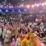 Akshay Kumar Instagram - Pune, it’s always a pleasure coming here. Thank you Sri Balaji University for giving Team #RakshaBandhan the warmest welcome🙏🏻 Mazaa aa gaya! @aanandlrai @sadiaakhateeb @deepikapoo @smrithisrikanth @sahejmeen #RakshaBandhan11August