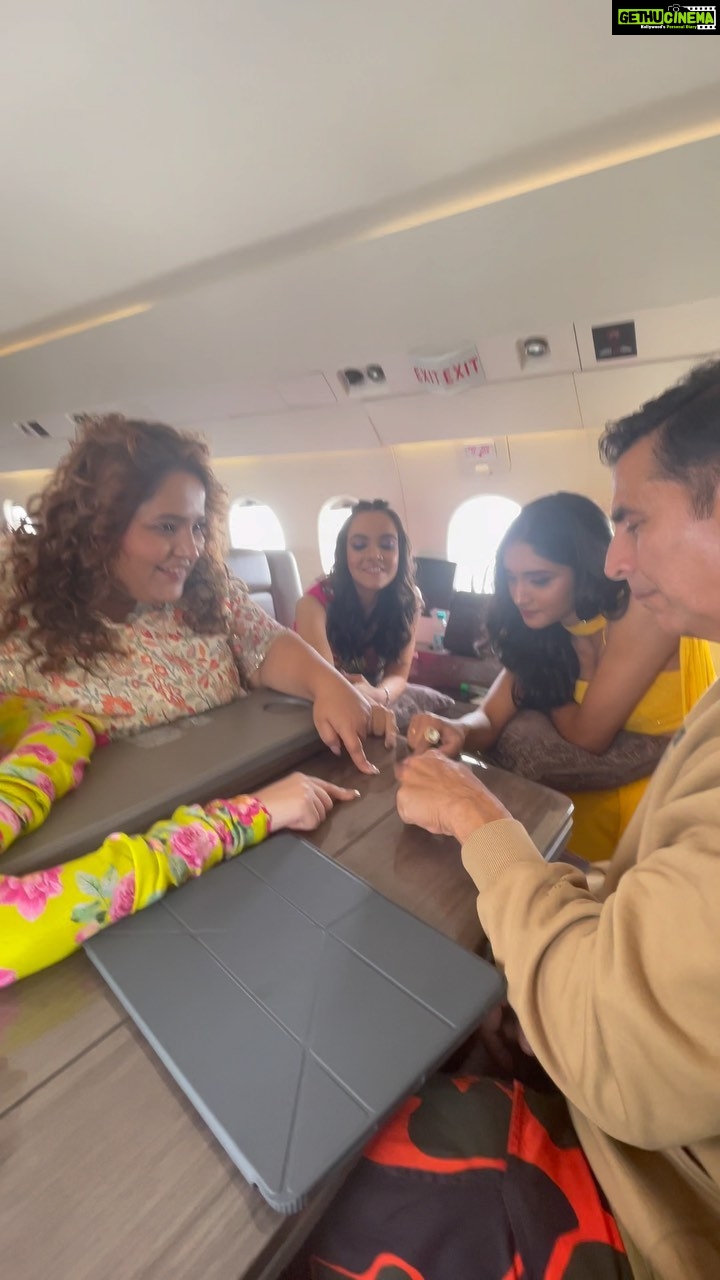 Akshay Kumar Instagram - Jo mazaa behno ke saath bachpan ke khel khelne mein hai uska koi muqabla nahi. Reliving these childhood memories with my onscreen sisters as we head to Pune for promotions 💕 #RakshaBandhan…8 days to go! #RakshaBandhan11August