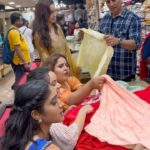 Akshay Kumar Instagram - Aaj le aaya apni behno ko nawaabon ke sheher, Lucknow shopping kara ne, lage haath apni bhi thodi shopping kar li :) #RakshaBandhan11August