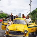 Akshay Kumar Instagram - Went for Kolkata darshan in a taxi with my sisters. #RakshaBandhan11August @sadiaakhateeb @deepikapoo @smrithisrikanth @sahejmeen