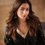 Alia Bhatt Instagram - 🖤 #DarlingsOnNetflix