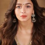 Alia Bhatt Instagram - 🖤 #DarlingsOnNetflix
