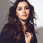 Alia Bhatt Instagram - while the husbands away — I stole his blazer to complete my look today — thank you my darlings 👀☀️🙃 #DarlingsOnNetflix