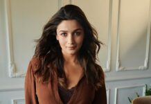 Alia Bhatt Instagram - all set to see deva deva with the press … & my little darling ❤️😬 #DevaDeva out on the 8th of August! 🕉🔥