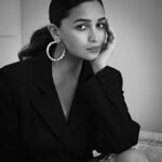 Alia Bhatt Instagram - dil humaraaaa .. la ilaaj hain ♥️🎶 (our first song is out now do watch and love my darlings) ☀️☀️☀️🙃🙃🙃