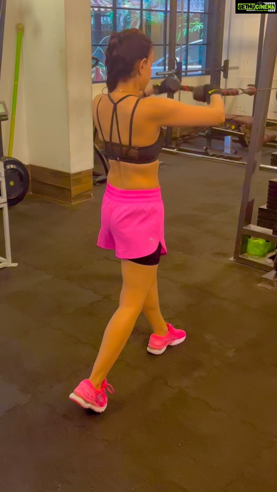 Ameesha Patel Instagram - I like to visualise the working muscles during face pulls, these are my posture fix as well as a great way to work those rear shoulder muscles. My super trainer @klinton81 .. at my happy place @unitedstrength 🏋🏻🏋🏻🏋🏻🏋🏻♀️🏋🏻♀️🏋🏻♀️