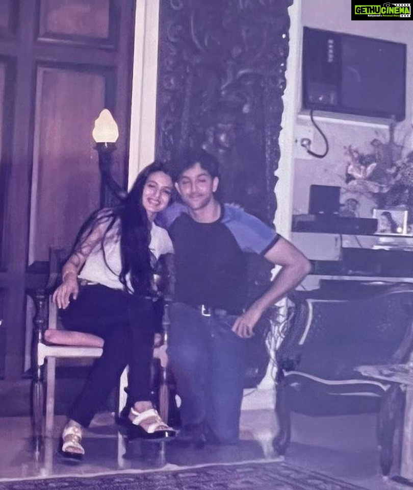Ameesha Patel Instagram - So as I promised .. zillions of requests for throwback pictures n videos .. Will do THROWBACK WEEKENDS.. started yesterday and here it is another rare pik … @hrithikroshan n me in the house I grew up in South Mumbai .. both our families along with friends were at my home celebrating before starting the shoot of KAHO NAA PYAAR HAIN .. we started filming few days after this picture 💖💖💖🧿