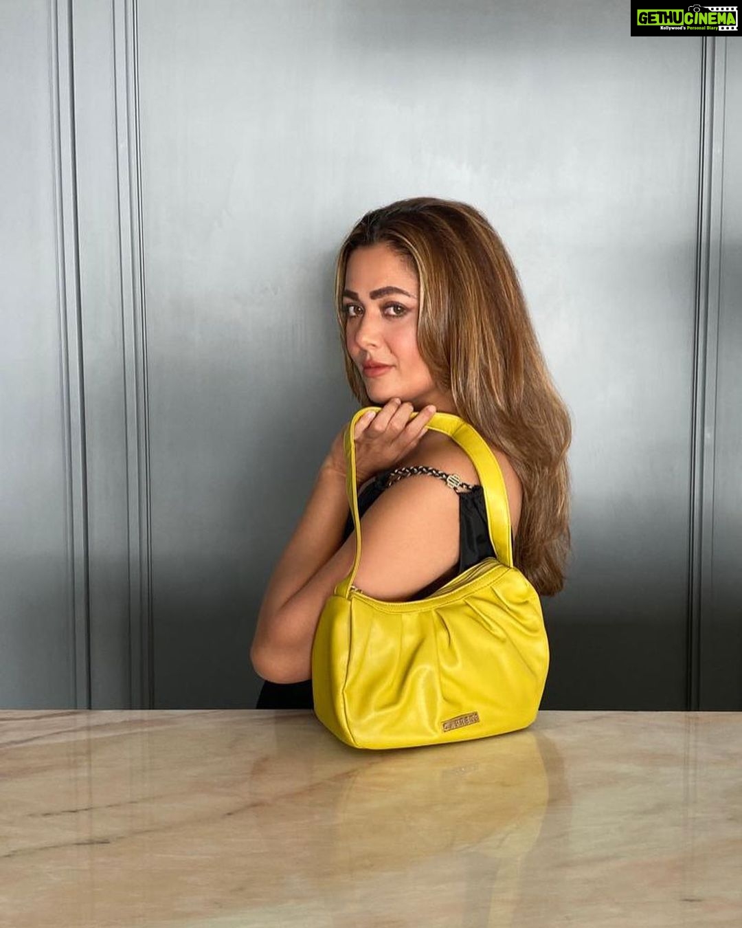 Amrita Arora Instagram - “You’re not just my sister @malaikaaroraofficial, but my sis-star!! You nailed the Raksha Bandhan gift this year… I absolutely love my new Capresebag! @capresegirl #Caprese #CapreseGirl #RakshaBandhan #ad Paid Partnership