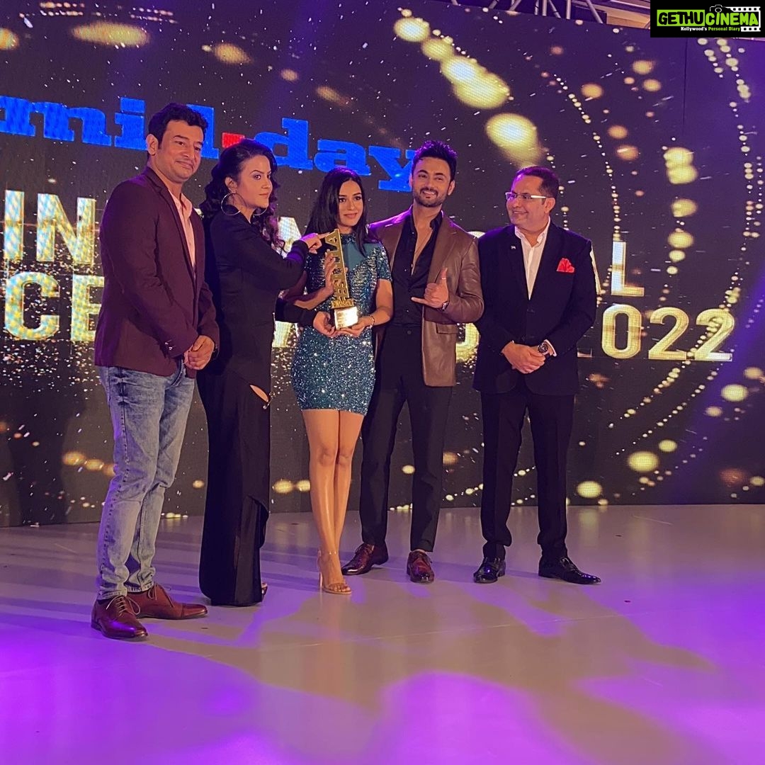 Amrita Rao Instagram - Anmol & I Have An Award For YOU 🥂 “COUPLE Of Things - Best Original Content” Every View, Every Comment, Every Subscriber… This is YOUR Award !!! Lets Spread More LOVE💕 Thanks to Midday & IIIA for Recognising the Passion behind COT #coupleofthings @middayindia #award #awardwinning #couplegoals #love #amritarao #rjanmol #iiia