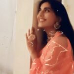 Amrita Rao Instagram - Samajh lena Boondon Pe Main Hoon 💦❤️ I dedicate this song to everyone who Romances Life ❤️ ... #trending #trendingreels #trendingsong #happyness #romance #rain #songs #rainyday