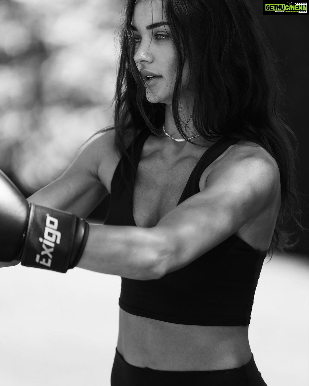 Amy Jackson Instagram - My medicine. Had the privilege of training with @chriswharton1 at his new retreat & I’ve never felt stronger in my whole life. For me, the superficial effects of what exercise does for my body doesn’t even come close to the benefits it has on my mind and soul and funnily enough, that’s exactly what Chris covers on his recent @ted talk - #HappyParadox We boxed, played tennis, ran, practiced yoga, HIIT, mobility, Muay Thai, weights… a whole concoction of The Cure 💪🏼 Training @palmrock_retreats in @aloyoga ofc. Massive 🫶🏼 Sam who annihilated me in the gym 3x a day and @bambifitt for making some sweaty action shots look good!!! Sotogrande