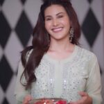 Amyra Dastur Instagram - What makes our bond so special? Be love, care or fights, everything about us is natural. And this brings an unmatched glow to our relationship! Just like that, Dabur Fem Gold Bleach brings an unparalleled glow to my skin,thanks to its natural ingredients within 15mins!! Add a glowing touch to your Rakshabandhan Celebration with Dabur Fem Gold Bleach! @femskincare #rakhi #rakshabandhan #siblingsday #FemRakshabandhan #femskincare #skincare