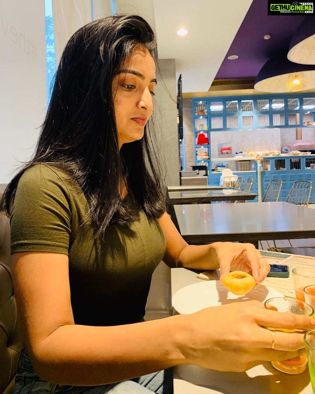 Ananya Nagalla Instagram - To whoever the people who thinks that i don’t eat at all.. here is the proof swipe left🤷♀️ Panipuri makes me happy 😃 #ananyanagalla
