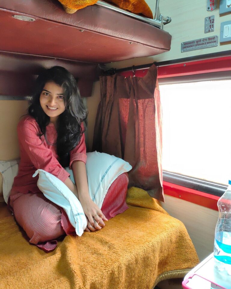 Ananya Nagalla Instagram - early morning photoshoots in the train #nomakeup #nofilter 😜#trainjourney❤️