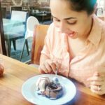 Anasuya Bharadwaj Instagram - Just when the family is in the “Good Food Good Mood” zone!! 🍕🍝🍮🍰😋 #TheBharadwajJournal 🧿❤️ @susank.bharadwaj ! You should pose better though you were famished! Just saying 🤷🏻‍♀️😏