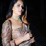 Anasuya Bharadwaj Instagram - Sometimes the place you are used to..is not the place you belong.. #Realise Styled by @rishi_chowdary Saree @brandmandir Blouse @r.for.rupamani Jewellery @vegasri_goldanddiamonds Photographer @sai_vishal_photography Assistant photographer @siddu__official__