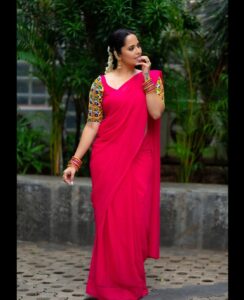 Anasuya Bharadwaj Instagram - Be such a beautiful soul that people crave for your vibes 🦩 For #SuperSingerJunior🎤🎶🎵 #Tonyt #9pmOnwards Outfit : Recreated the look of #Amala garu from the song #SarasaluChaaluSrivaru 🫣 by @sreemukhi.mekala 🤗 PC: @krishnatejah 🥰