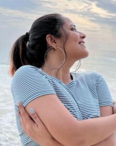 Anasuya Bharadwaj Instagram - I wonder if the beach misses me 💭🌊

#waterbabyForLife #Vacaymissing #throwbackTuesday