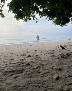 Anasuya Bharadwaj Instagram - I wonder if the beach misses me 💭🌊

#waterbabyForLife #Vacaymissing #throwbackTuesday