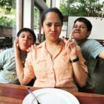 Anasuya Bharadwaj Instagram – Just when the family is in the “Good Food Good Mood” zone!! 🍕🍝🍮🍰😋
#TheBharadwajJournal 🧿❤️

@susank.bharadwaj ! You should pose better though you were famished! Just saying 🤷🏻‍♀️😏
