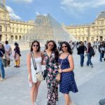 Andrea Jeremiah Instagram - Paris ❤️🥂☀️ @gtholidays.in 📸 @captsheld #paris #tourist #travel #travelbug #globetrotter #eiffeltower #sacrecoeur #montmartre