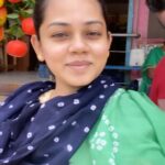 Anitha Sampath Instagram - குழந்தைங்கள எங்க சாப்பிட கூட்டிட்டு போனாலும் hygienic environment பாக்குறதெல்லாம் இந்தக்காலம். ஜூஸ் கடையில எவ்ளோ ஈ இருந்தாலும்.. அண்ணே ஒரு கிளாஸ் fruitmixer அண்ணே ஒரு கிளாஸ் rosemilk-னு அக்னி வெயில்ல நின்னு அசராம குடிக்கிற 90s kid கூட்டம் நாங்கல்லாம்😅 Samepinch yaradhu irukingala?? #anitha #anithasampath #anithasambath #rosemilk #fruitmixer #fruitmixerlove #biggboss #biggbosstamil #tamilmodel #tamilactress #vijaytv #bbjodigal #bbjodigal2 #90skid #90skids #roadsideshops #streetfood #chennai #nammachennai #90scouple #90skidcouple 昆德拉图尔