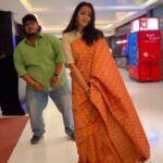 Anjana Rangan Instagram - When the Event get's delayed 🤓 that's how we chill 😂 . With my favourite.... Very sweet.... @anjana_rangan akka 🤩 . #LaalSinghChaddha Pre Release Event . #megamkarukatha #dhanush #thiruchitrambalam #anjana #vjanjana #dancereels #trending #viral #event #prereleaseevent #fun #megamkarukatha #sunpictures #anirudhsongs #anirudh . Video courtesy @_niki_photographyy Sathyam Cinemas