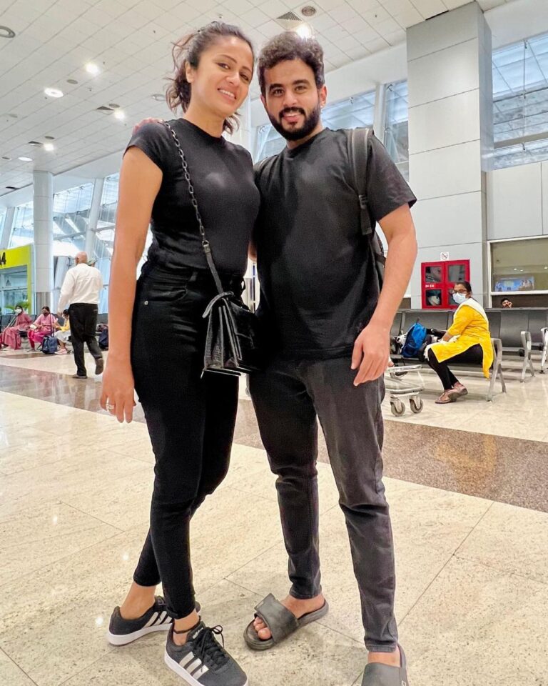 Anjana Rangan Instagram - Back to chennai after #virumanaudiolaunch ! With nanban @rjvijayofficial 🤗❤️ We both were flooded with so much love and wishes ! Our hearts are full ! Thank u for the opportunity @2d_entertainment ❤️ Madurai was just pure mass! ❤️ Pc : @iam_yogeshwaram machi 😍❤️ #viruman #virumanfromaug12