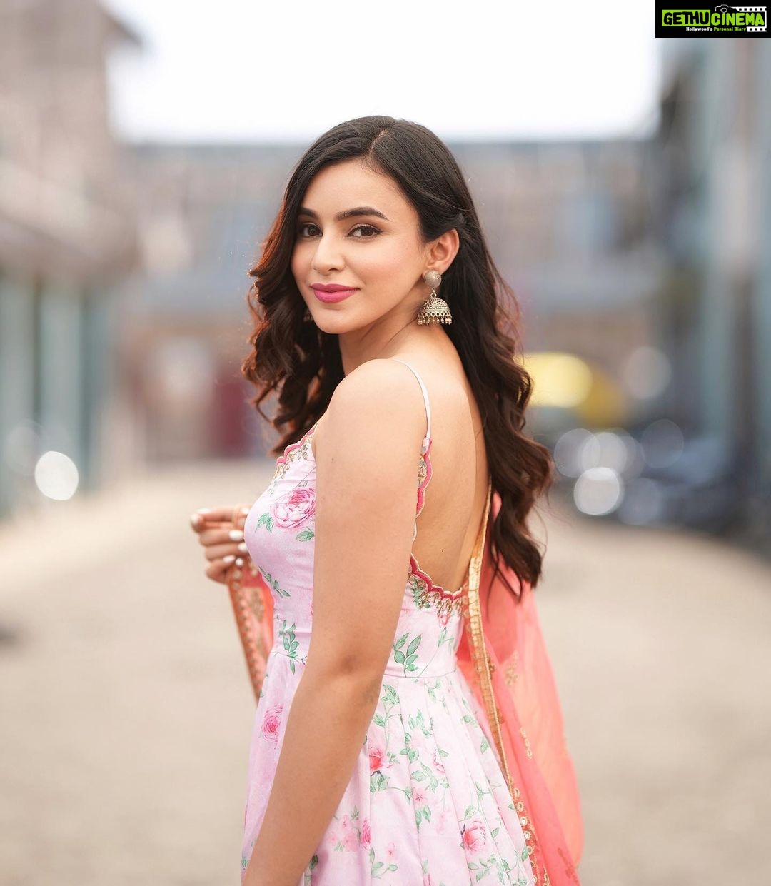 Ankitta Sharma Instagram - 𝘼 𝙬𝙝𝙤𝙡𝙚 𝙢𝙤𝙤𝙙. 🌸