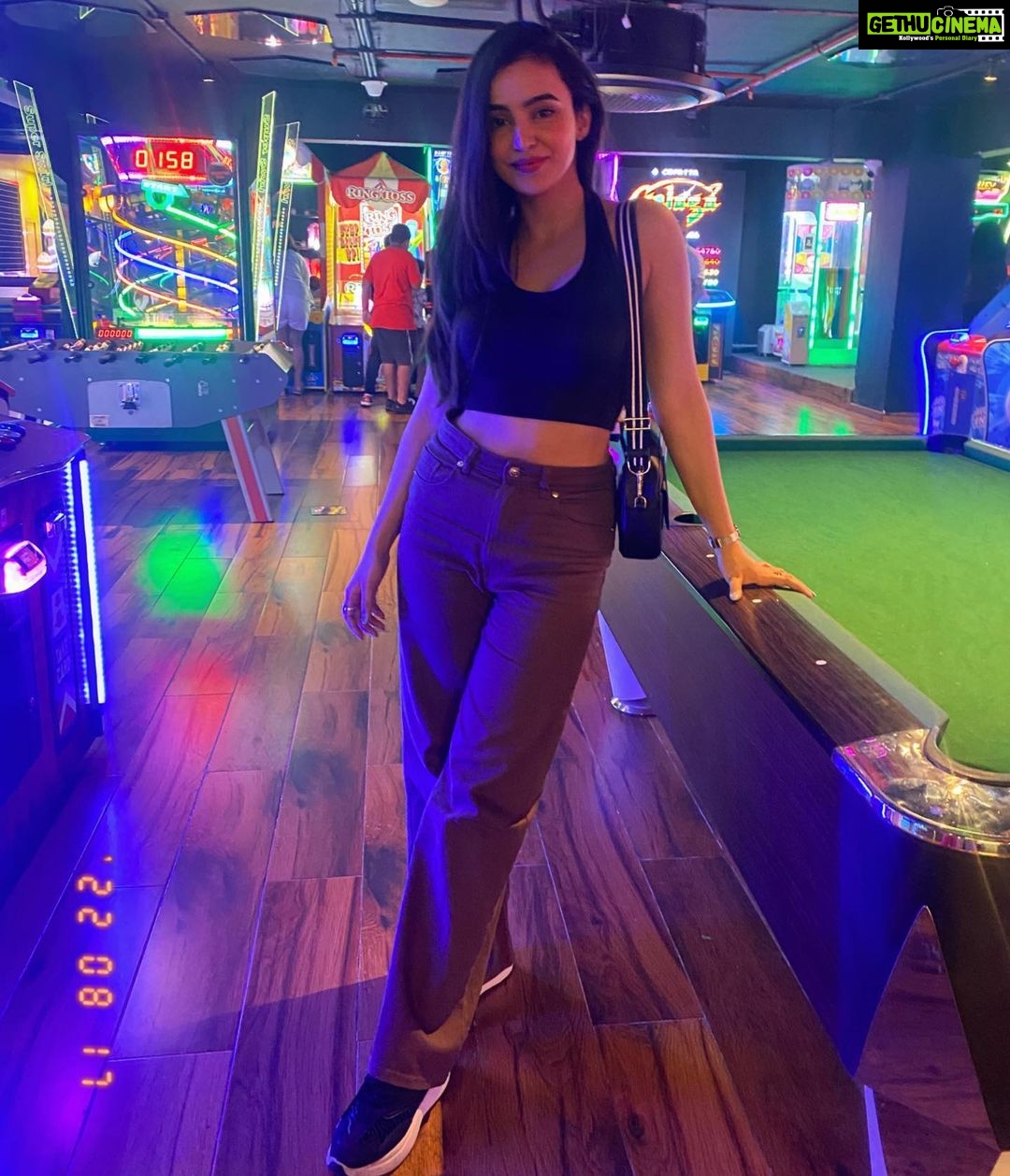 Ankitta Sharma Instagram - why is it always “hi” & never “pehli nazar mein kaisa jaadu kar diya..”