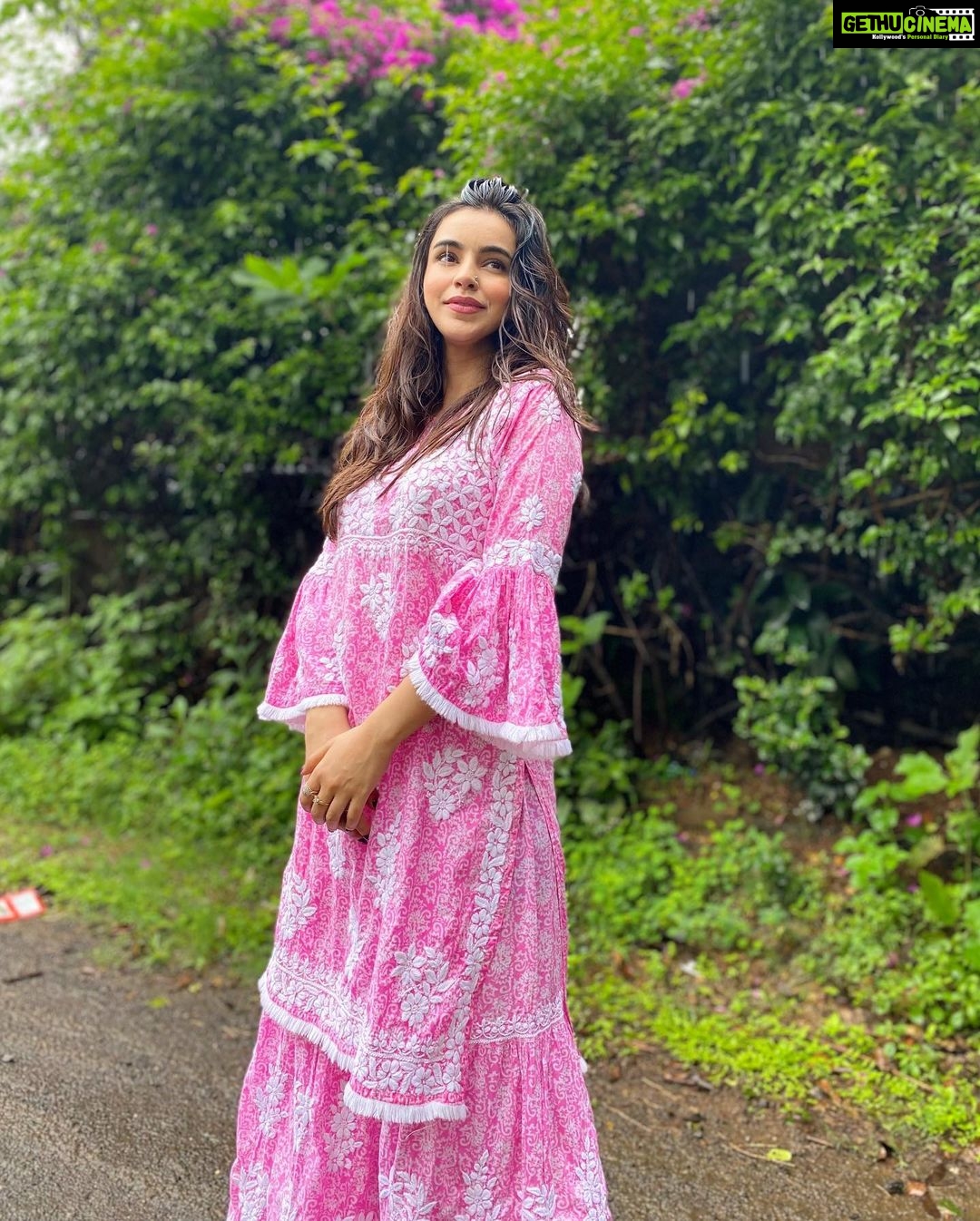 Ankitta Sharma Instagram - सबसे प्यारी सुबह तेरी, सबसे रंगीं तेरी शाम.. तुझपे दिल क़ुरबान.. 🇮🇳💕