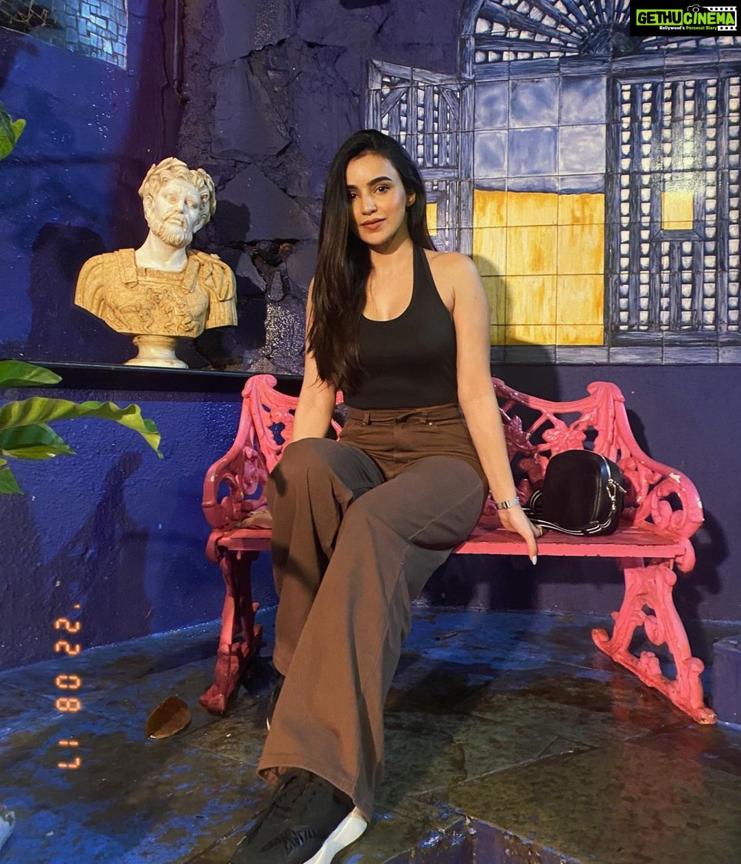 Ankitta Sharma Instagram - why is it always “hi” & never “pehli nazar mein kaisa jaadu kar diya..”