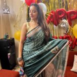 Antara Biswas Instagram – Happy Birthday 🎂 Vivan…. #aboutlastnight #birthdayboy #vivan #godblessyou #hadgreatfun #lotsoflove 

Saree : @farico.in Kolkata