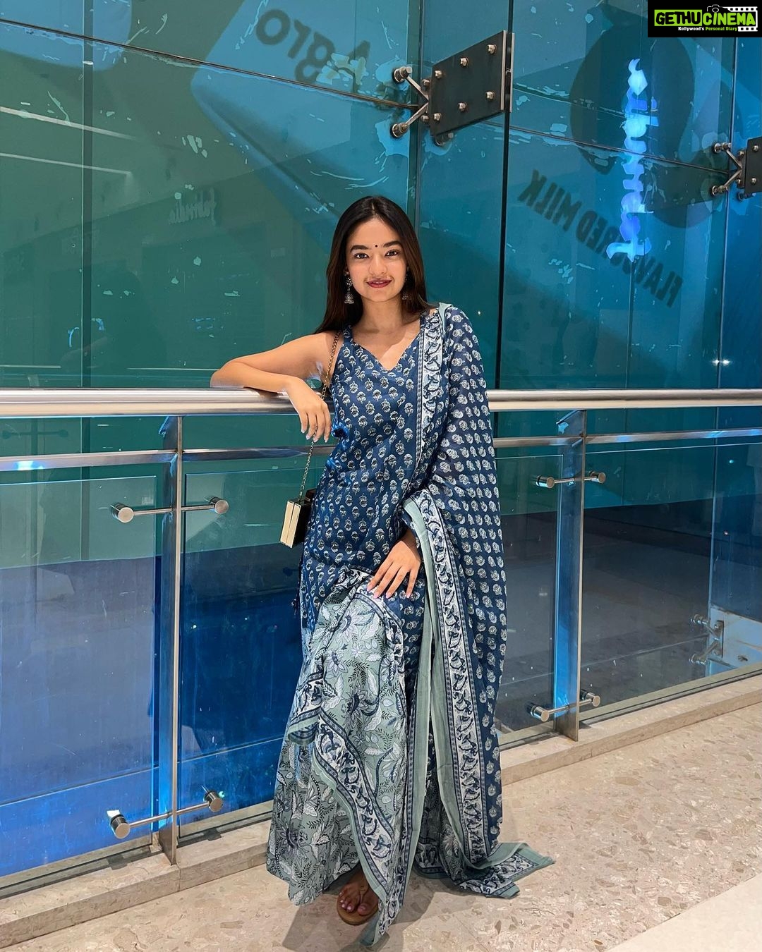 Anushka Sen Instagram - dinner date with mum 🦋