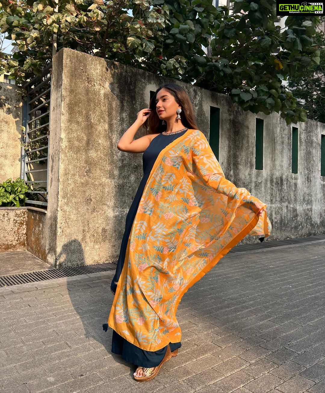 Anushka Sen Instagram - ✨🌻 . Outfit: @yuftaindia