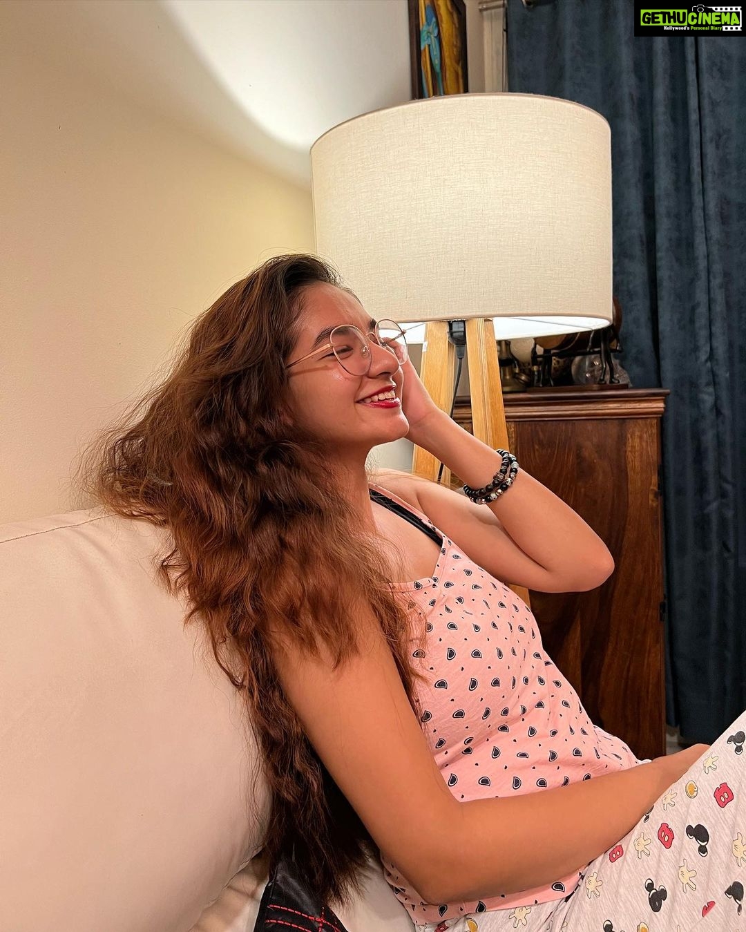 Anushka Sen Instagram - binge watch mood 💁♀️🦦💙